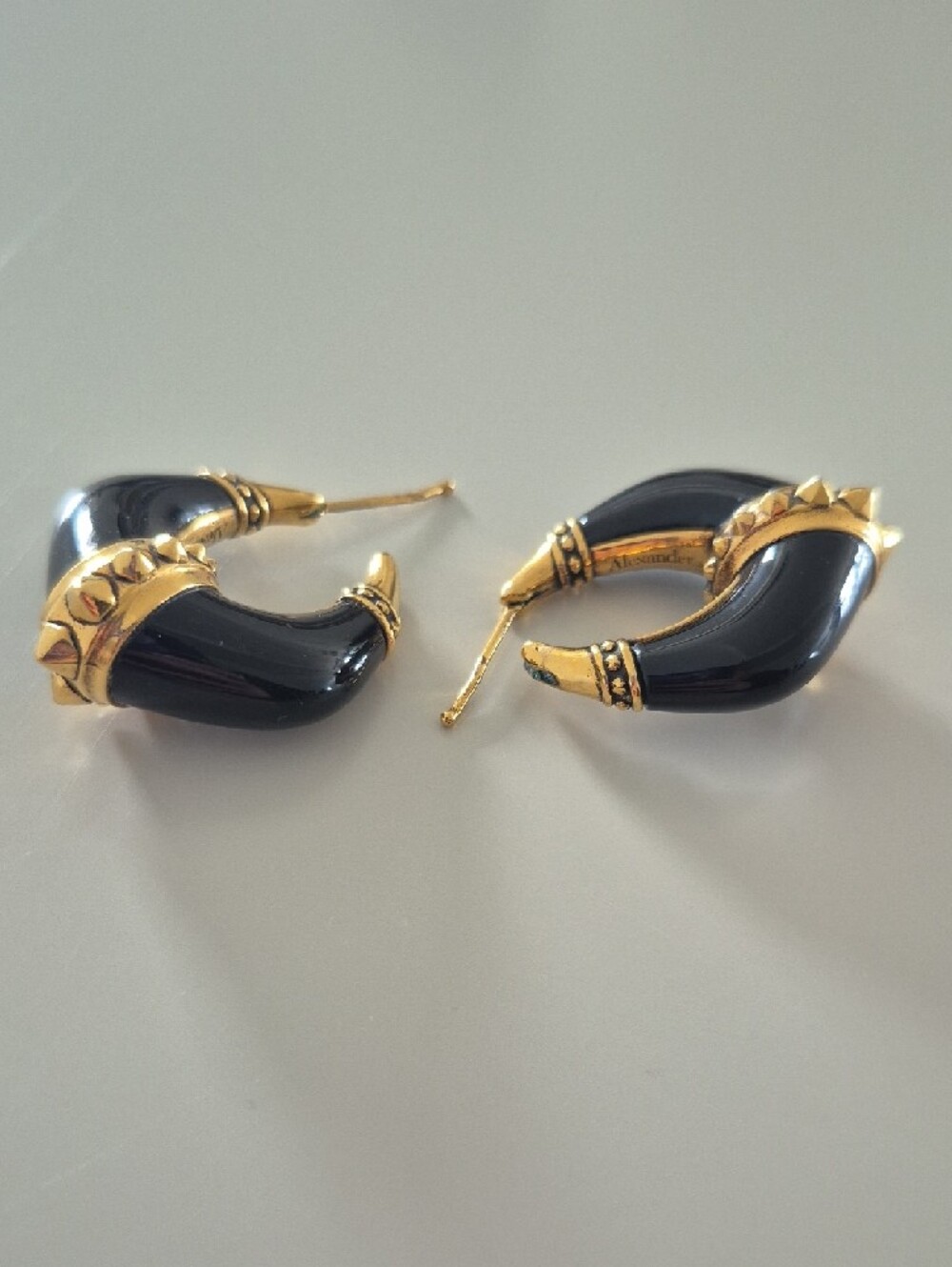 Alexander McQueen Gold and Black Horn Hoop Earrings - Picture 15 of 16